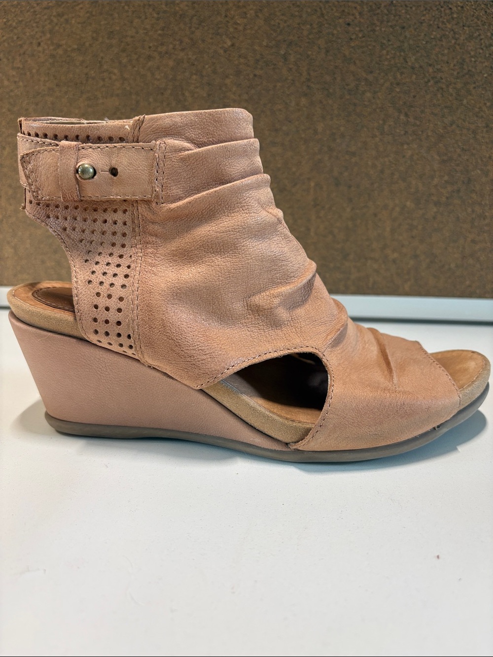 EARTH Women’s Open-Toe Wedge  in the Softest Most Comfortable Blush Leather.